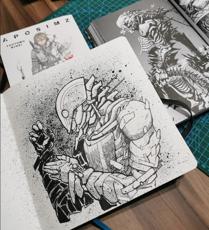 Sketchbook — figura mecánica con casco junto a libros de referencia