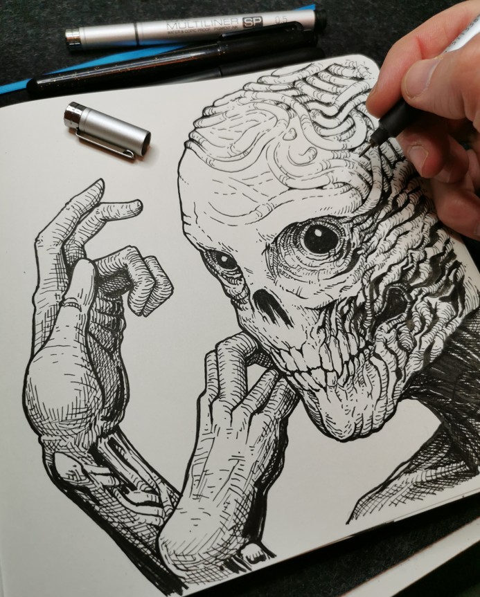 Sketchbook — criatura alienígena con cráneo expuesto