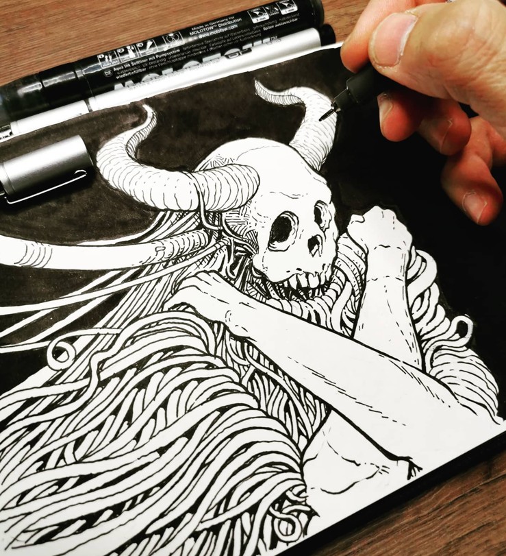 Sketchbook — figura con cuernos sobre fondo negro