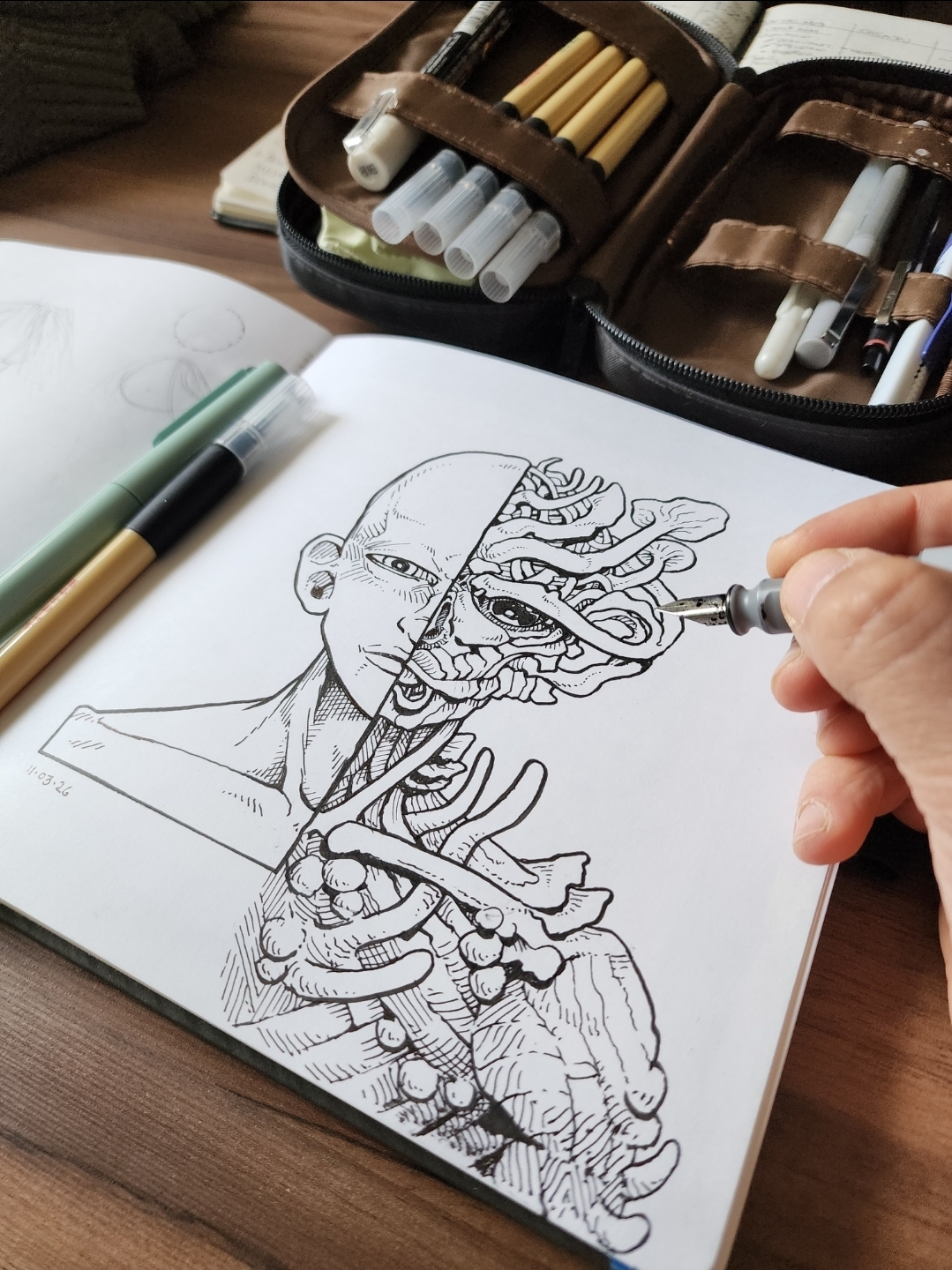 Sketchbook — retrato anatómico mitad cráneo, mitad rostro