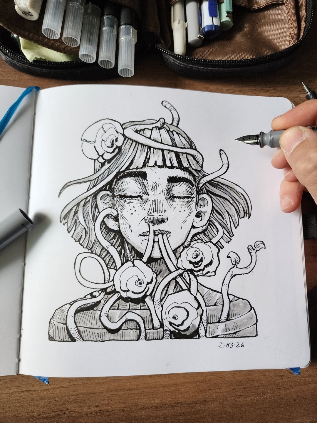 Sketchbook — figura con tentáculos, flores y ojos