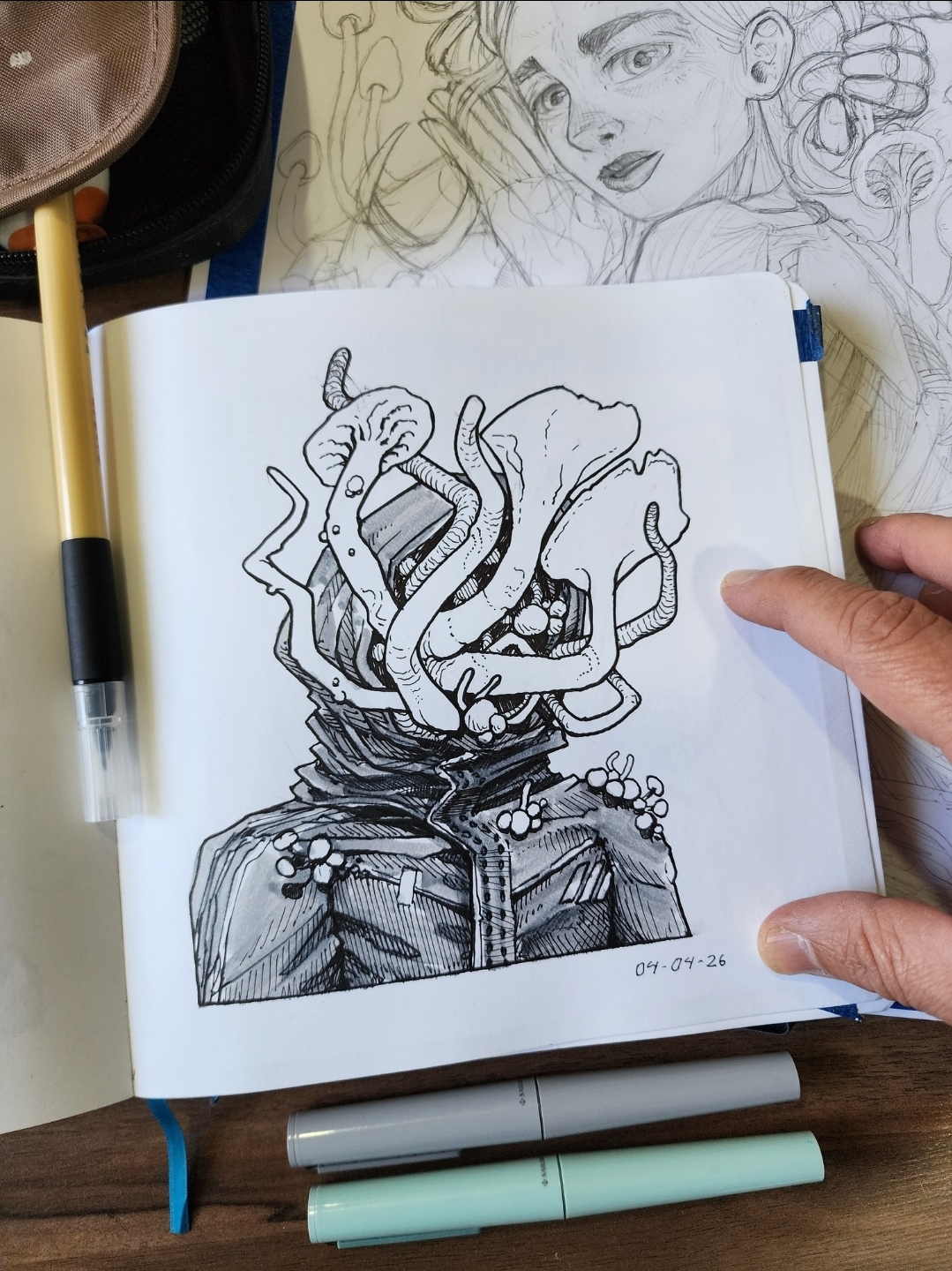 Sketchbook — figura con hongos brotando del rostro