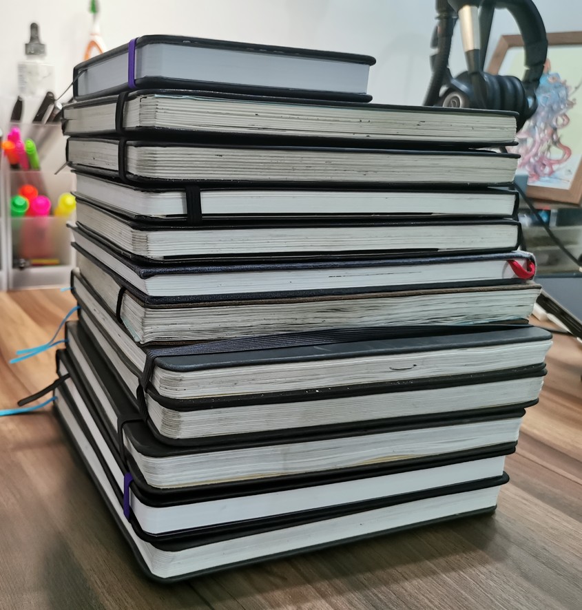 Pila de cuadernos de dibujo usados